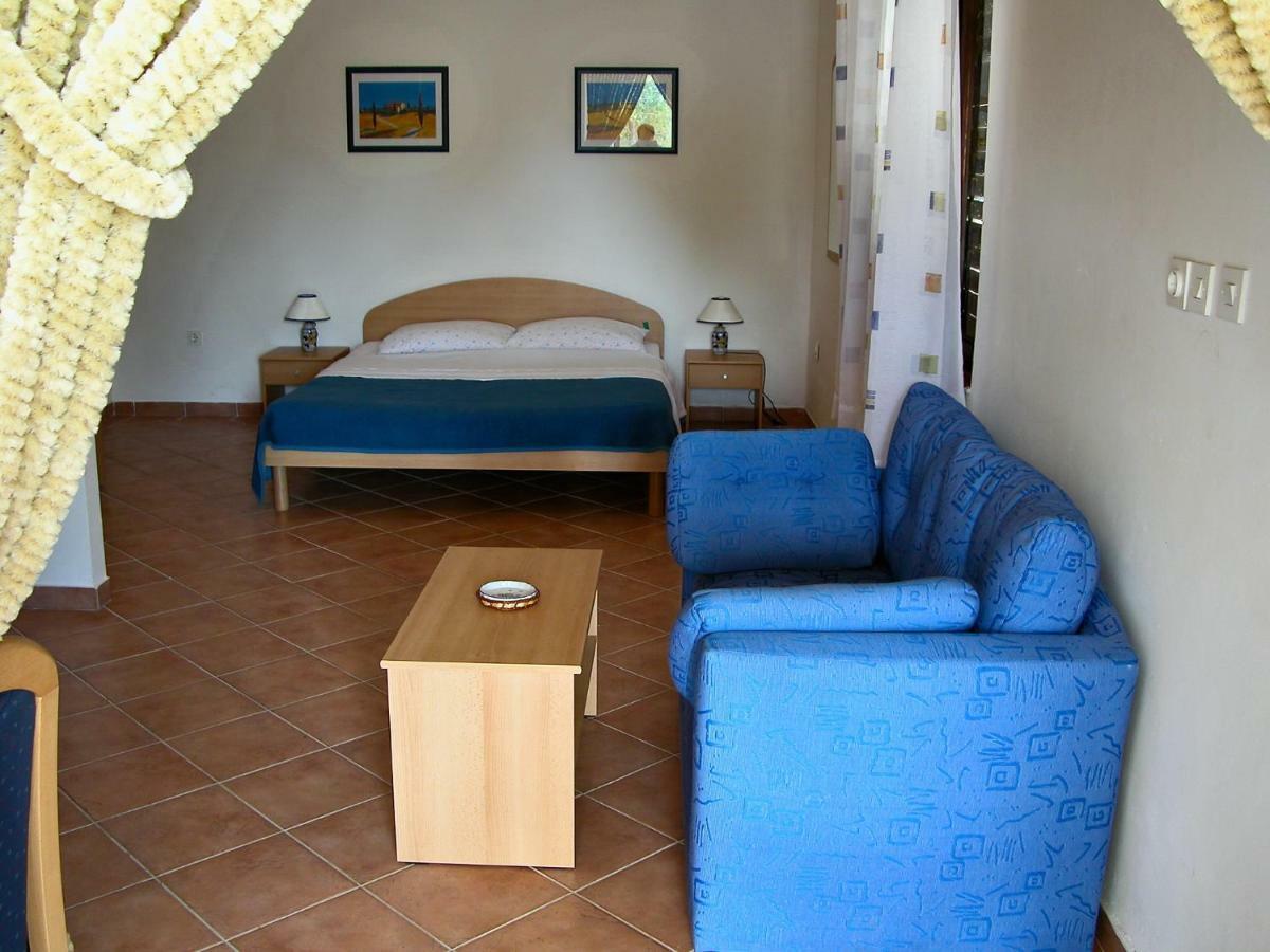 Guesthouse Neven Paklenica สตารีกราด-ปาเคลนีซา ห้อง รูปภาพ