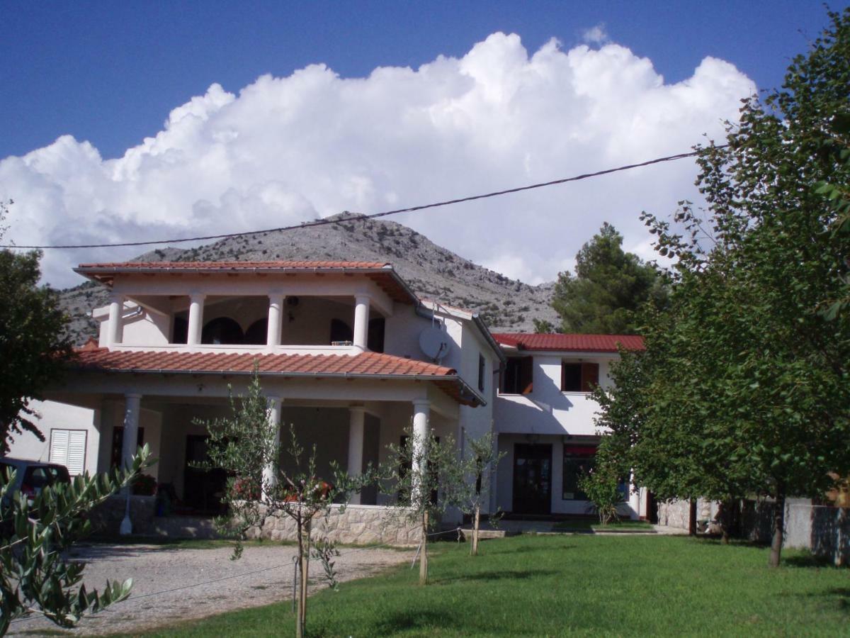Guesthouse Neven Paklenica สตารีกราด-ปาเคลนีซา ภายนอก รูปภาพ