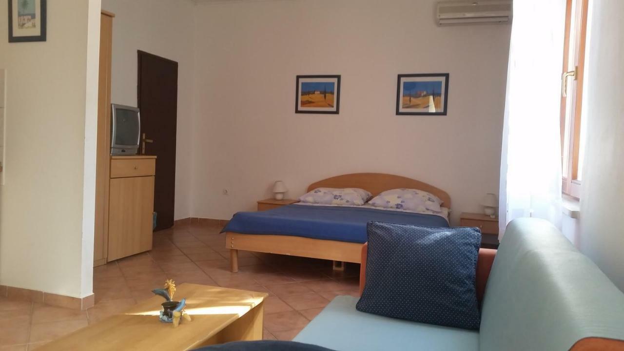Guesthouse Neven Paklenica สตารีกราด-ปาเคลนีซา ภายนอก รูปภาพ